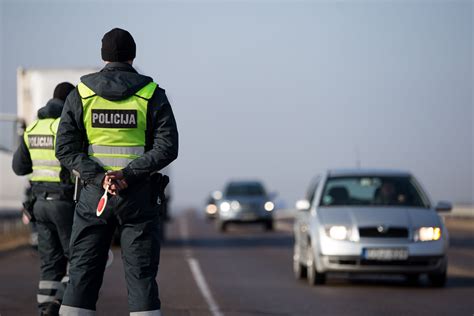 Pareigūnai sustabdo automobilį su 