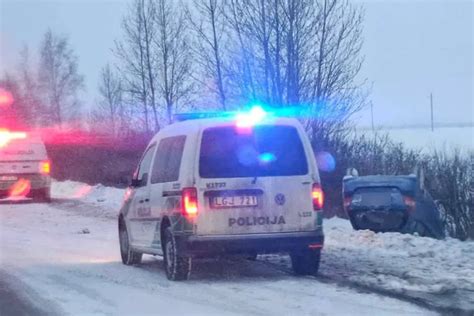 Automobilis nulėkęs nuo kelio