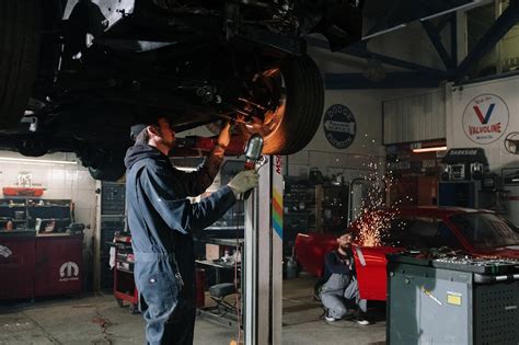 Automobilio katalizatoriaus išpjovimo ir pakeitimo procesas