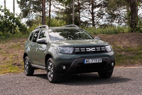Naujas automobilis salonų vitrinoje