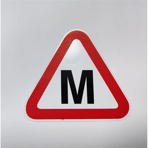 ženklas M automobilyje