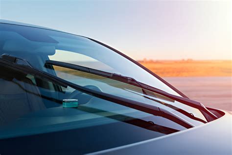 Artinamas vaizdas į automobilio priekinį stiklą su sidabro sluoksniu