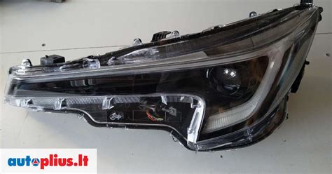 Toyota Corolla skirtingų kartų priekiniai žibintai