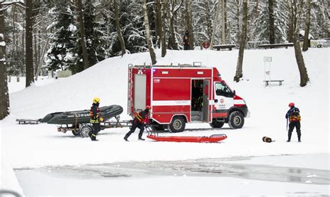 ugniagesiai gelbėtojai ieško nuskendusio