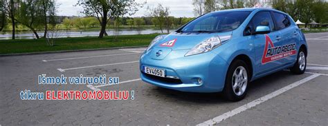 Vairavimo mokyklos automobilis kelyje