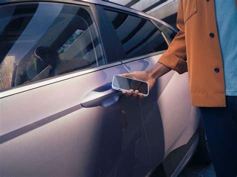 Iliustracija, kaip telefone nustatomas skaitmeninis automobilio raktas