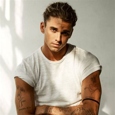 Jay Alvarrez šokinėja su parašiutu