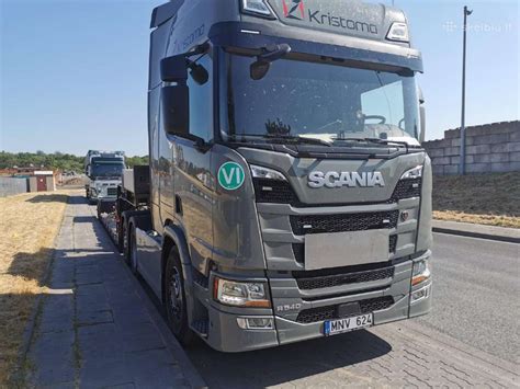 Scania elektrinis vilkikas su saulės panelėmis