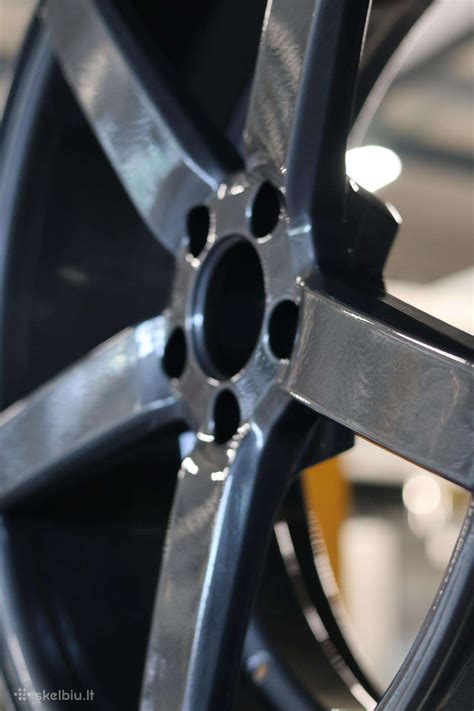 Ratlankių restauravimo procesas: smėliavimas ir miltelinis dažymas