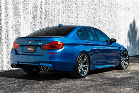 BMW M5 F10 interjeras