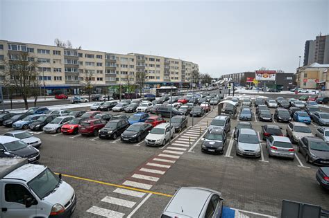 Schema, kaip požeminė automobilių stovėjimo aikštelė taupo erdvę virš žemės.