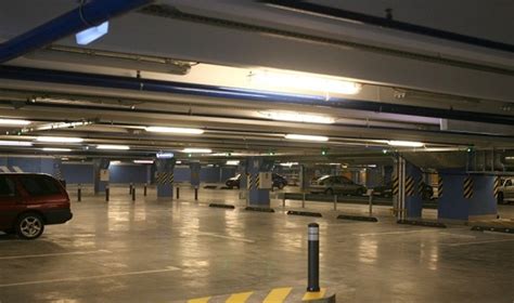 Miesto parkas, įrengtas virš požeminės automobilių stovėjimo aikštelės.