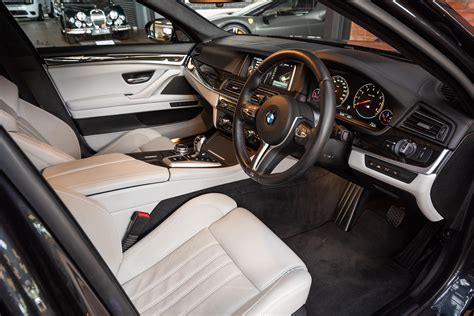 BMW F10 interjeras