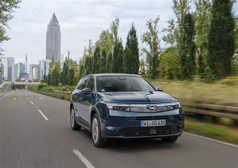 Opel Grandland interjeras su skaitmeniniu prietaisų skydeliu ir centriniu ekranu
