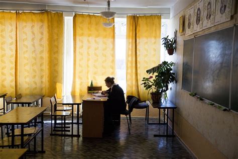 Mokytojų kambarys su mokytojais