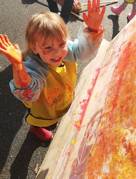 Vaikas, piešiantis automobilį kompiuterio ekrane