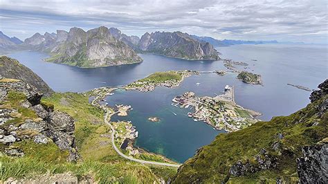 Palapinė ant Norvegijos kalno fone