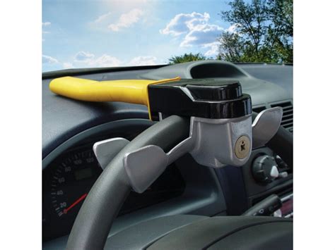 Simbolinė iliustracija sugedusio automobilio vairo