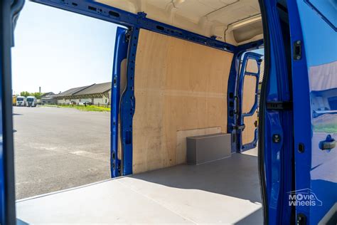 Schematinis krovininio mikroautobuso vidaus išplanavimas su europaletėmis