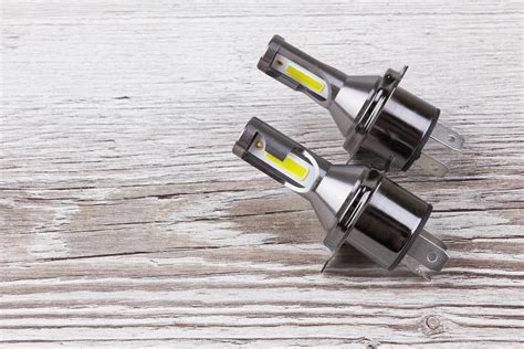 LED ir Xenon automobilių žibintų lemputės