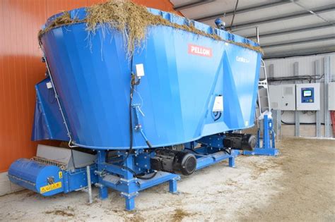 Pašarų maišytuvas gyvulininkystės ūkyje