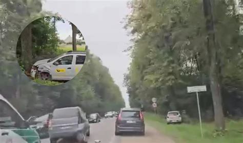 Sudužęs automobilis kelyje
