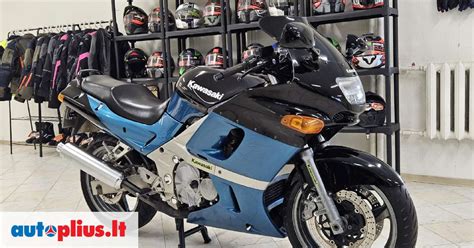 Nuotrauka su įvairiais Kawasaki motociklų modeliais