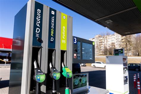 Degalinė su skirtingais benzino ir dyzelino pistoletais