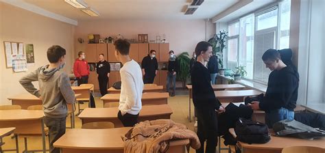 Studentai praktiniame užsiėmime servise