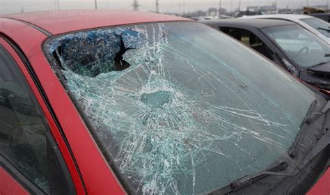 Įtrūkęs automobilio priekinis stiklas