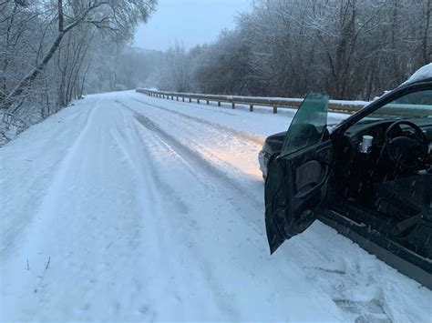 Kelias su sniegu ir sunkiai pravažiuojamas automobilis