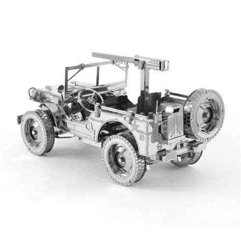 Istorinių Jeep modelių koliažas