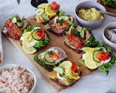 Įvairūs daniški sumuštiniai (smørrebrød)