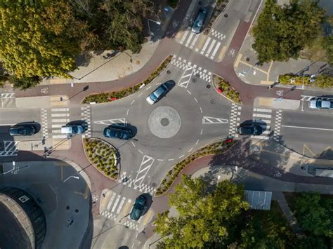 ženklų, nurodančių nelygiareikšmės sankryžos tipą, pavyzdžiai
