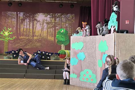 vaikai darantys žibintus