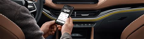 Iliustracija su „Škoda Connect“ logotipu ir išmaniuoju telefonu