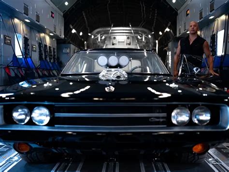 Filmo „Greiti ir įsiutę 8“ kadrai su automobiliais