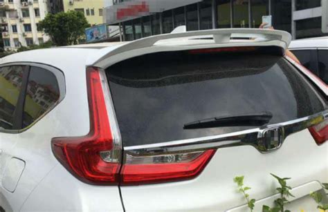 Nuotrauka: Honda CR-V (2009 m.) su sumontuotu galinio stiklo spoileriu