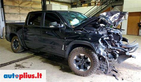 Automobilis po uždangalu lauke