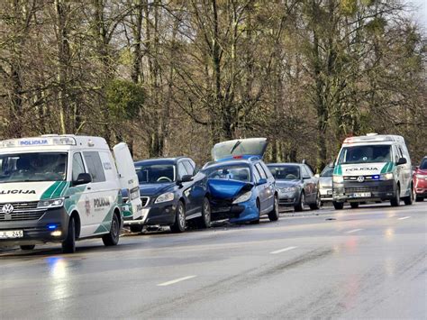 Keturi automobiliai lenktynių trasoje