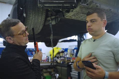 Rolandas Mackevičius prie Porsche automobilio