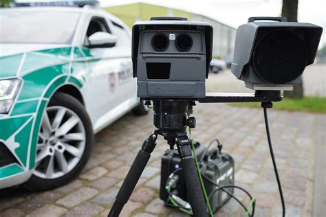 Italijos policijos automobilis ir greičio matuoklis