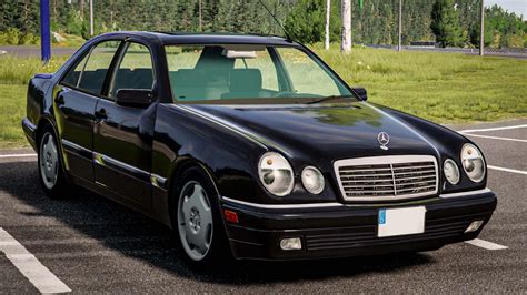 Nuotrauka su įvairiais Mercedes-Benz W210 modeliais