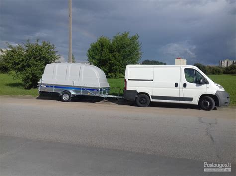 Įvairių dydžių ir tipų krovinių pervežimo automobiliai