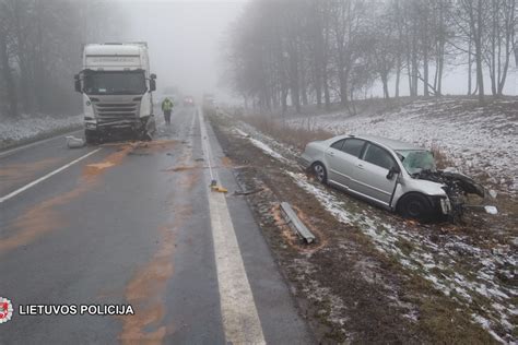 Sunkvežimio ir lengvojo automobilio avarijos vieta