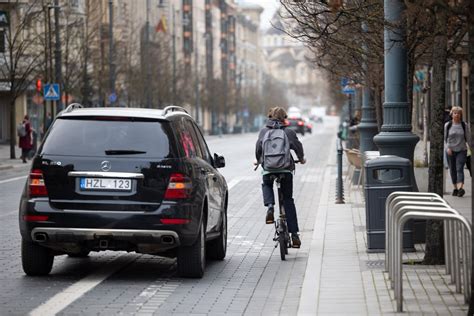 Nuotrauka, vaizduojanti elektrinį pristatymo automobilį ir krovininį dviratį