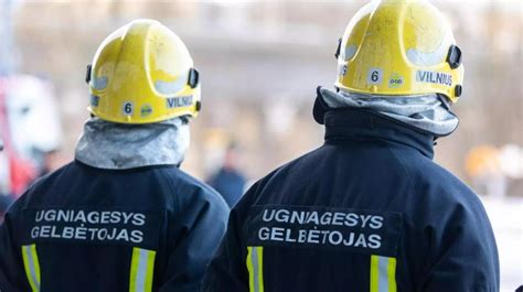 Ugniagesiai gelbėja žmones po avarijos
