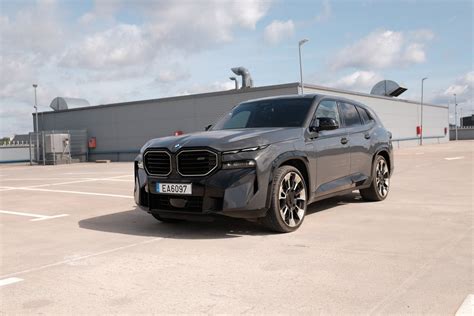 Šiuolaikinis automobilis su daugybe elektronikos prietaisų