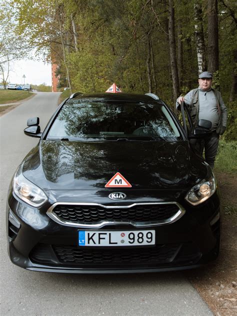 Vairavimo instruktorius su mokiniu automobilyje