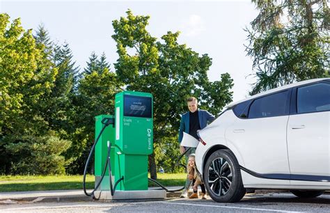 Infografika apie elektrifikuotų transporto priemonių tipus